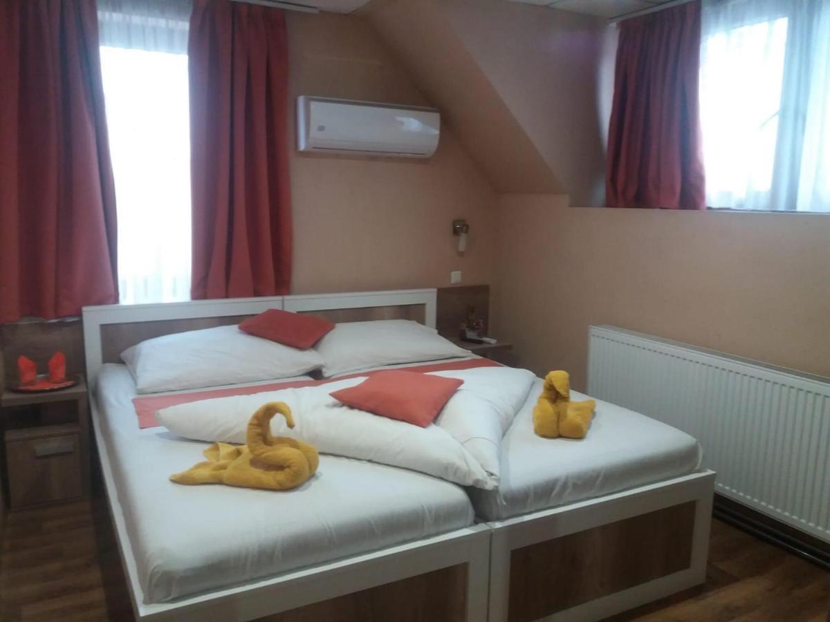 Nyírbátor Abszolut Hotel Es Panzio מראה חיצוני תמונה