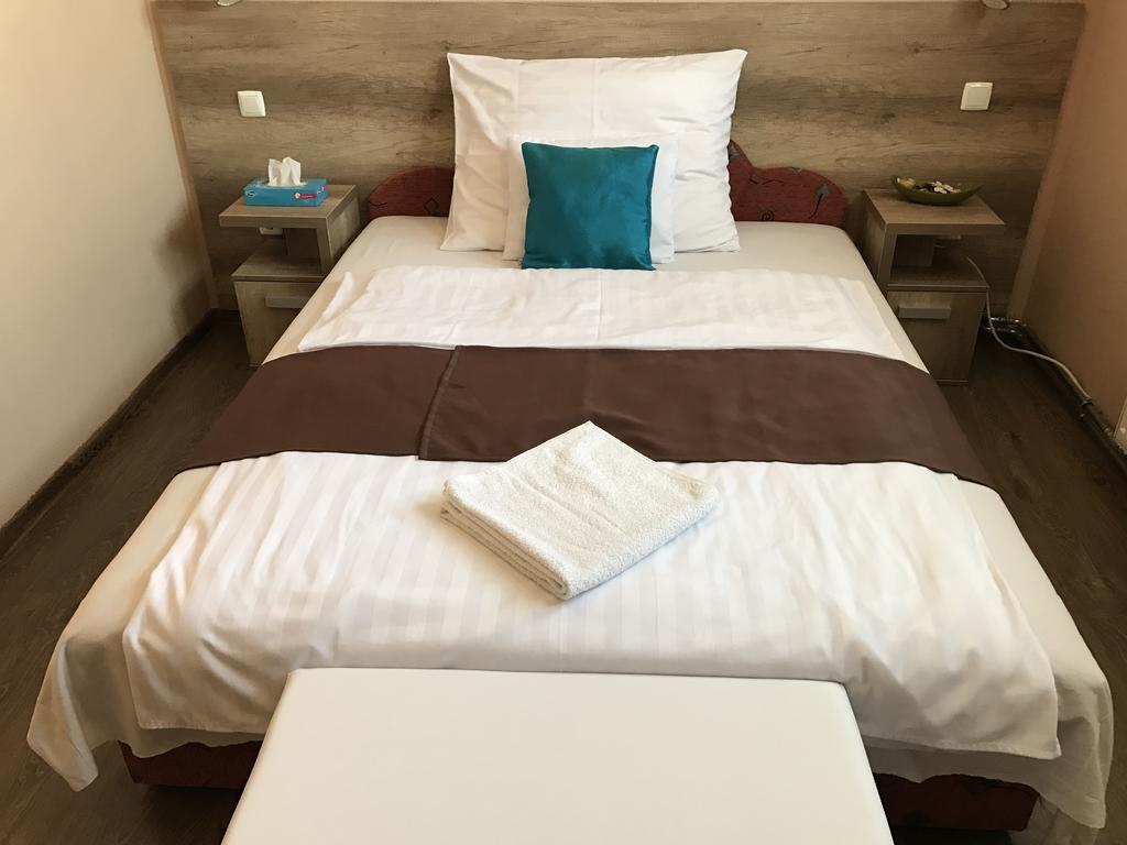 Nyírbátor Abszolut Hotel Es Panzio מראה חיצוני תמונה